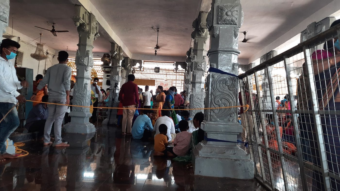 Darshan in the pillared hall
